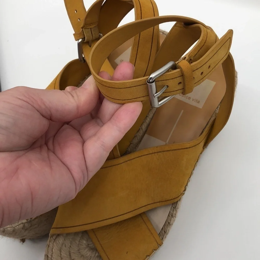 Dolce Vida Cassie Size 8.5 Honey Nubuck Vegan Leather Buckle Platform Sandals